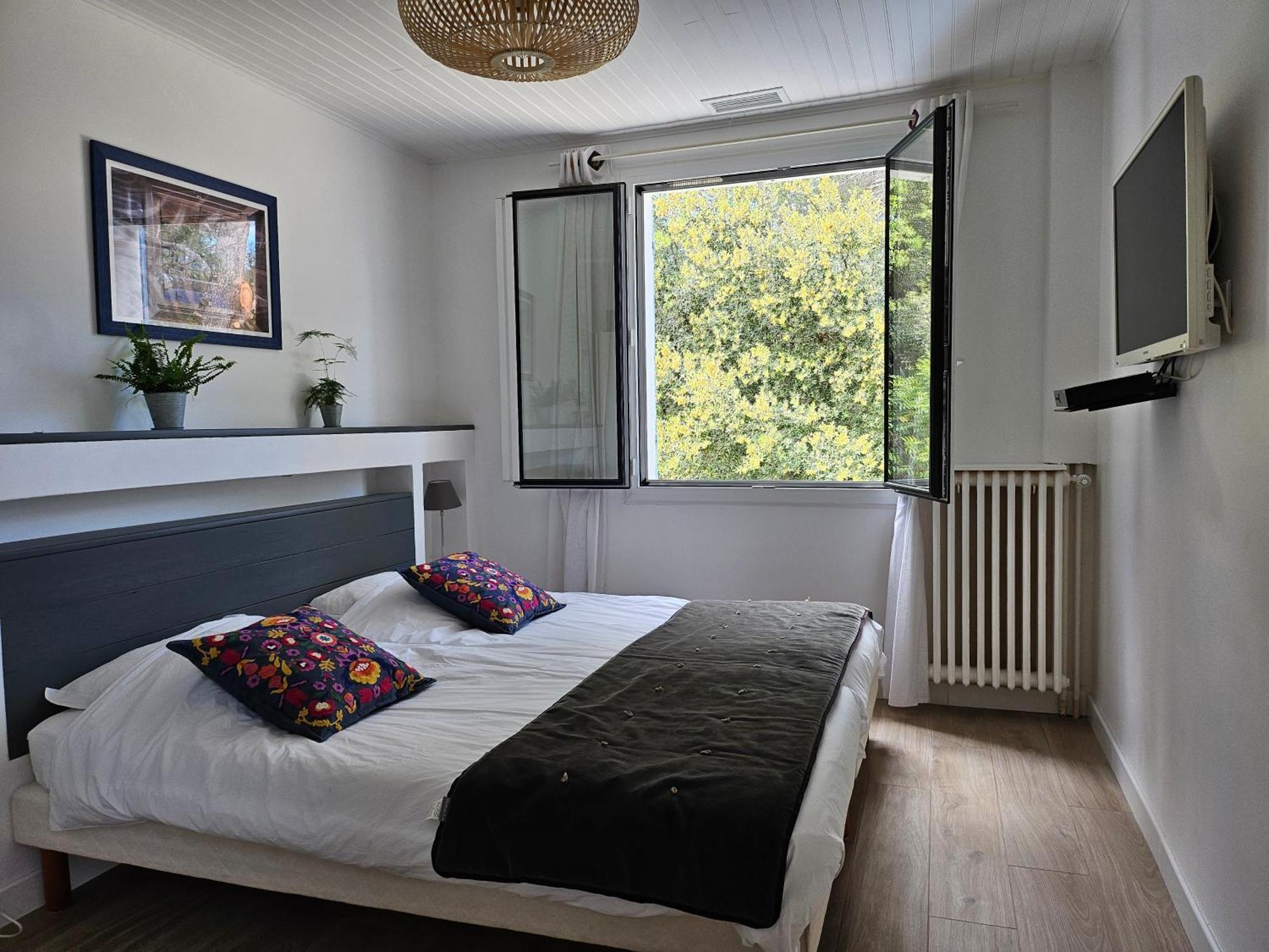 Bed and Breakfast La Luberonne Lourmarin Exterior foto